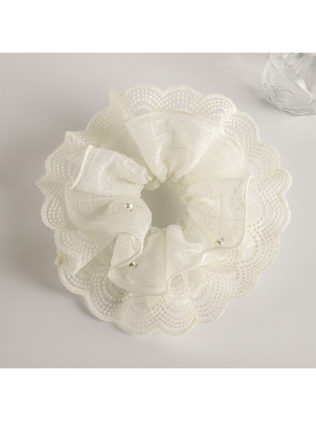 Gifty minimalist scrunchie worn in a ponytail hairstyle
