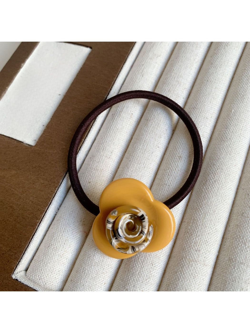 Gifty - Minimalist Floral Hair Tie