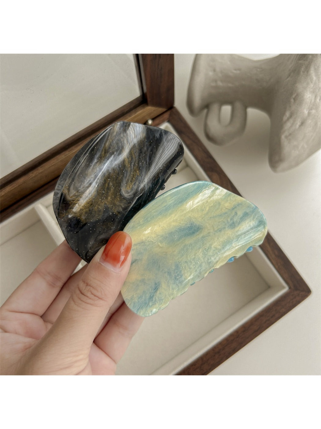 Beau claw clip open, displaying curved teeth and gradient color design