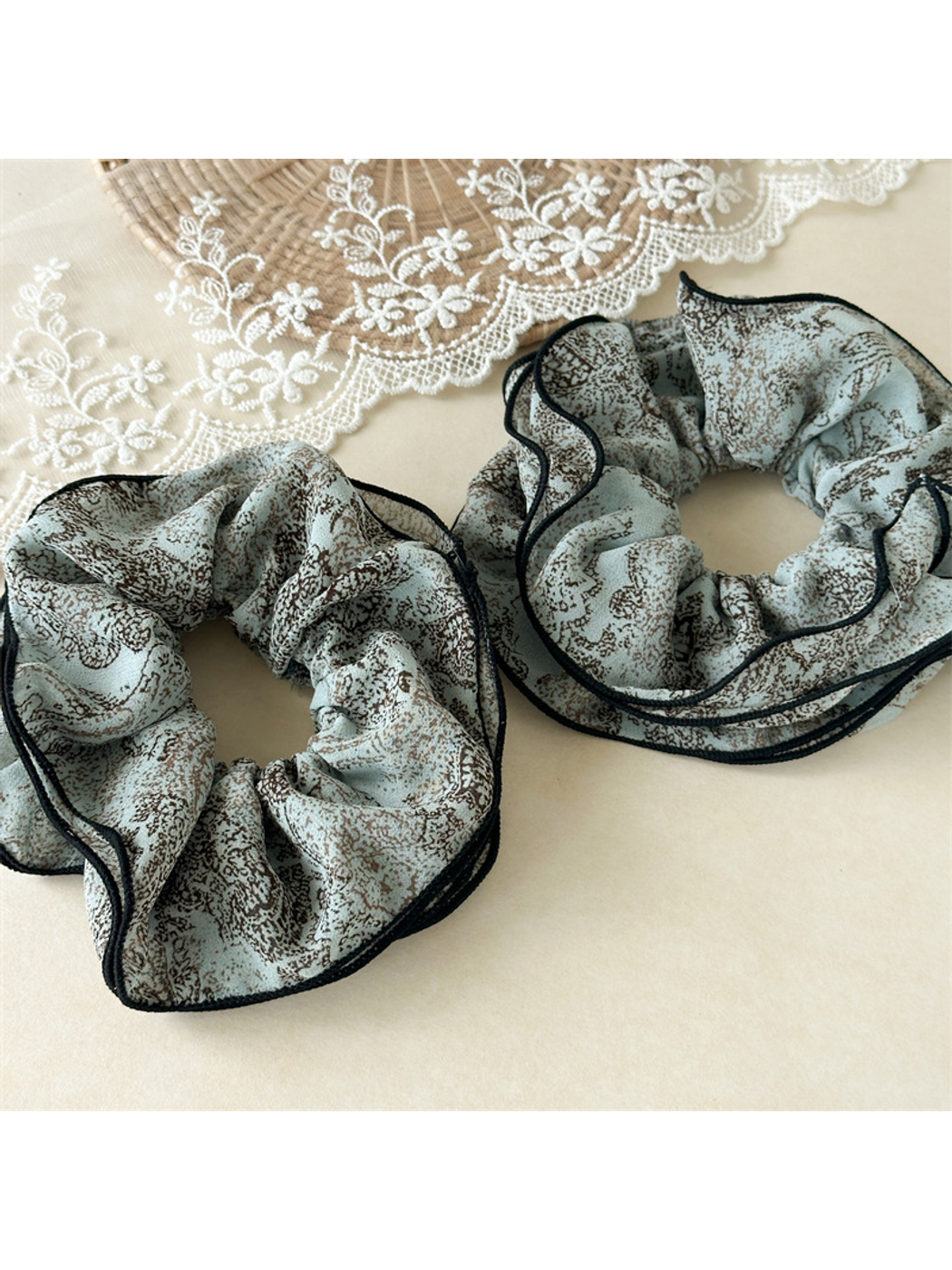 Gifty - Vintage Layered Floral Print Scrunchie