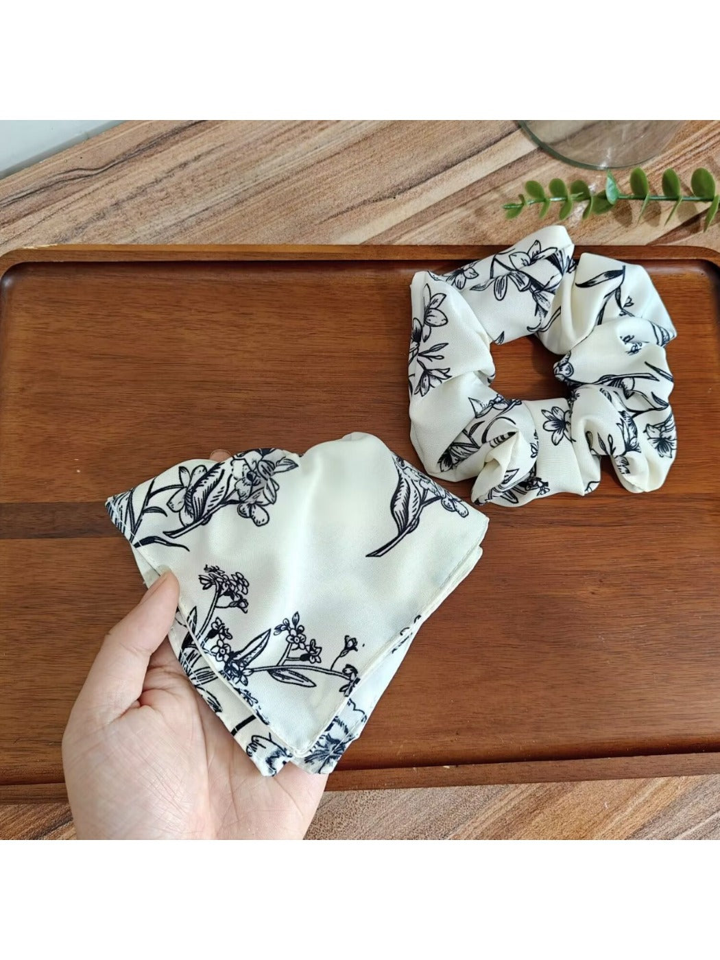 Gifty - Vintage Floral Print Polyester Fabric Scrunchie
