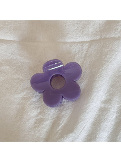 Beau minimalist mini flower claw clip held in hand showing scale
