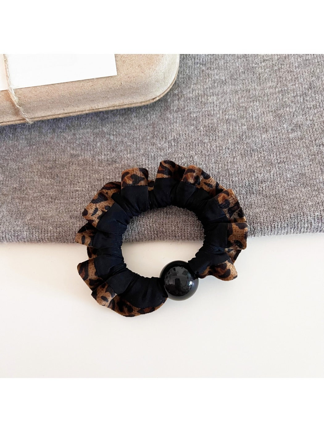 Gifty - Vintage Leopard Print Scrunchie
