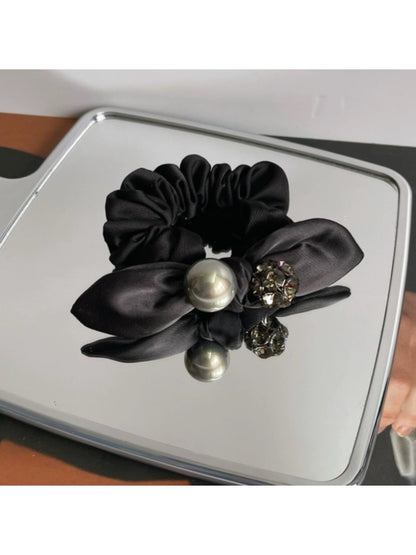 Gifty - Minimalist Black Ruched Scrunchie