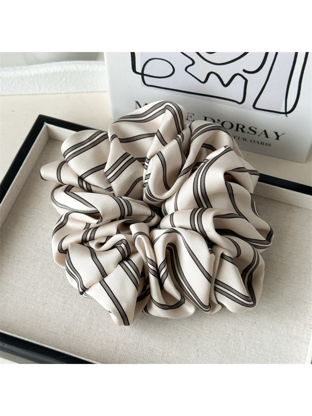 Gifty - Elegant Floral Pattern Scrunchie