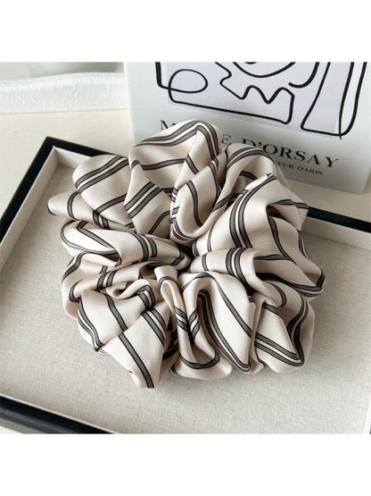 Gifty - Elegant Floral Pattern Scrunchie