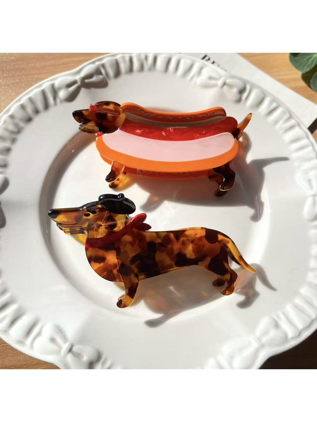 Side view of Beau dachshund claw clip highlighting curved clip mechanism