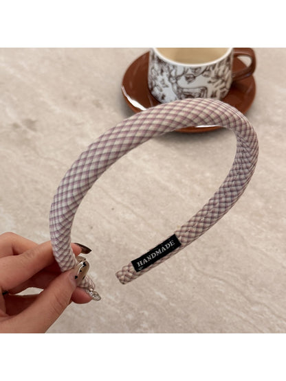 Top view of Gifty minimalist plaid headband showing its flexible band structure