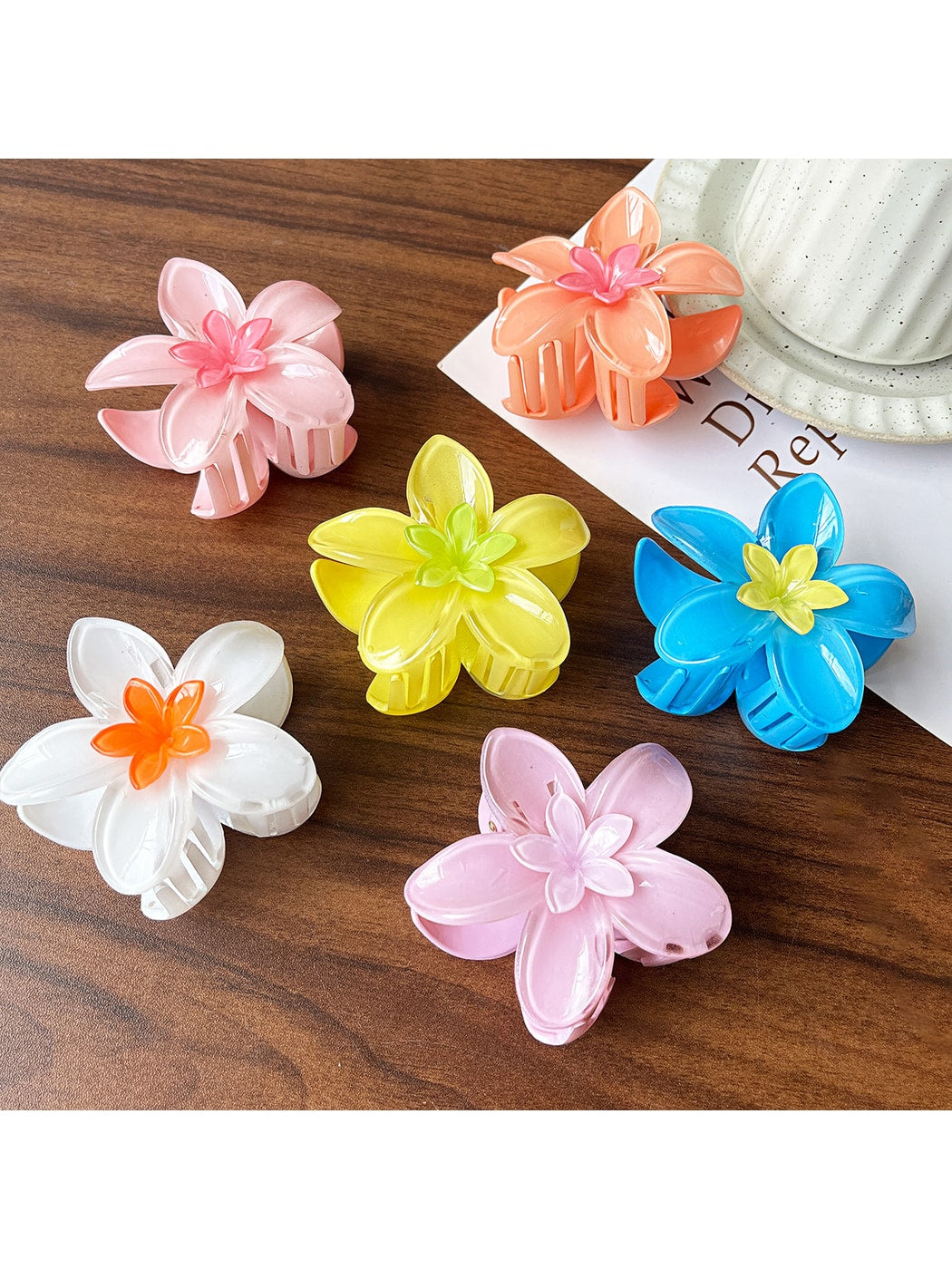 Beau - Glossy Flower Shape Plastic Alloy Claw Clip