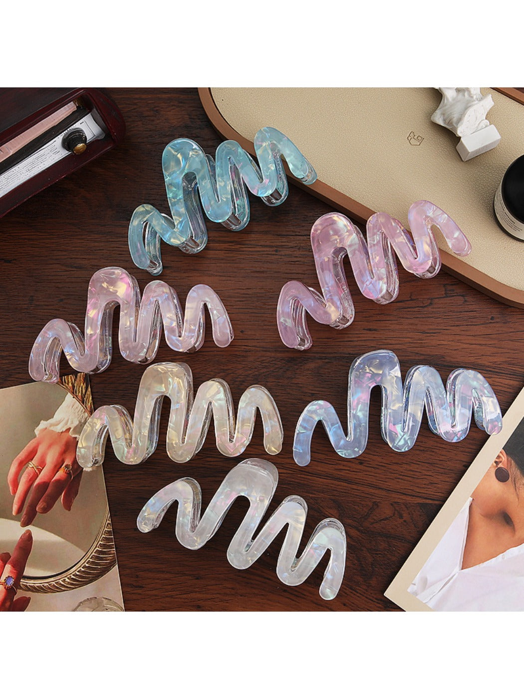 Beau - Cute Minimalist Wavy-Shaped Hair Clip
