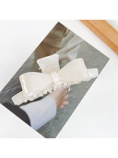Beau minimalist bow claw clip in soft beige color on white background