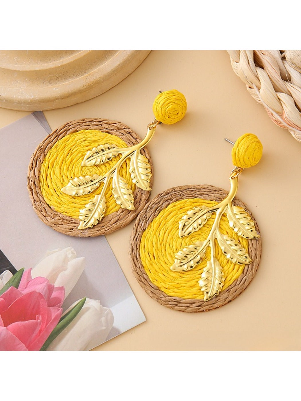Earedge round leaf pendant earrings with a shiny gold surface close-up