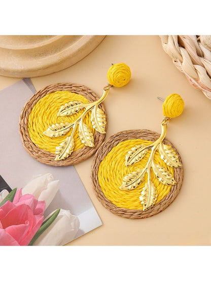 Earedge round leaf pendant earrings with a shiny gold surface close-up