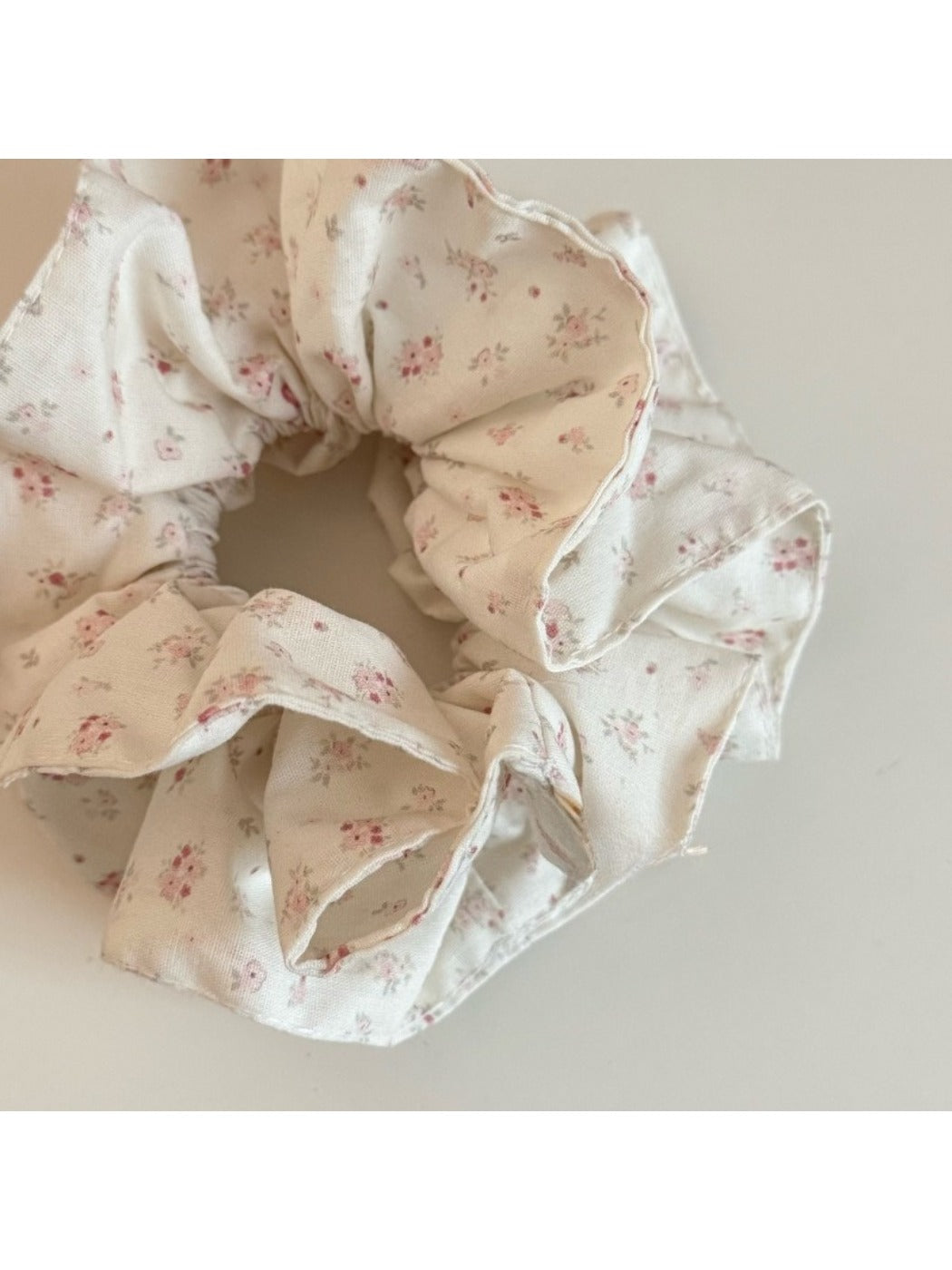 Gifty - Sweet Cream Floral Scrunchie