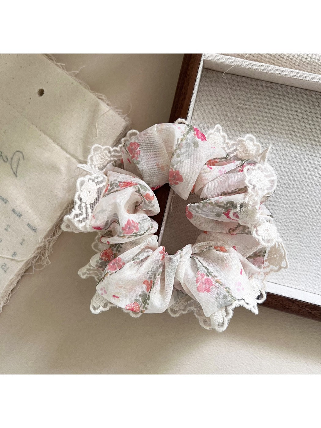 Gifty - Lace with Floral Print Scrunchie