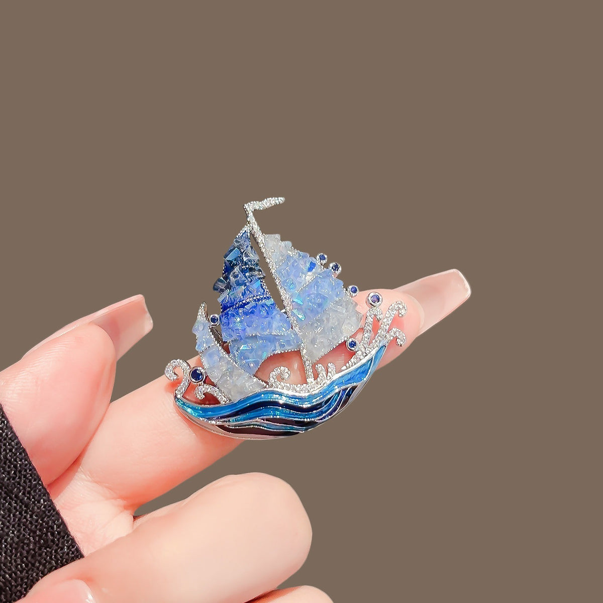 一帆风顺水晶蓝色帆船胸针高档女时尚别针高级感胸花西服大衣配饰