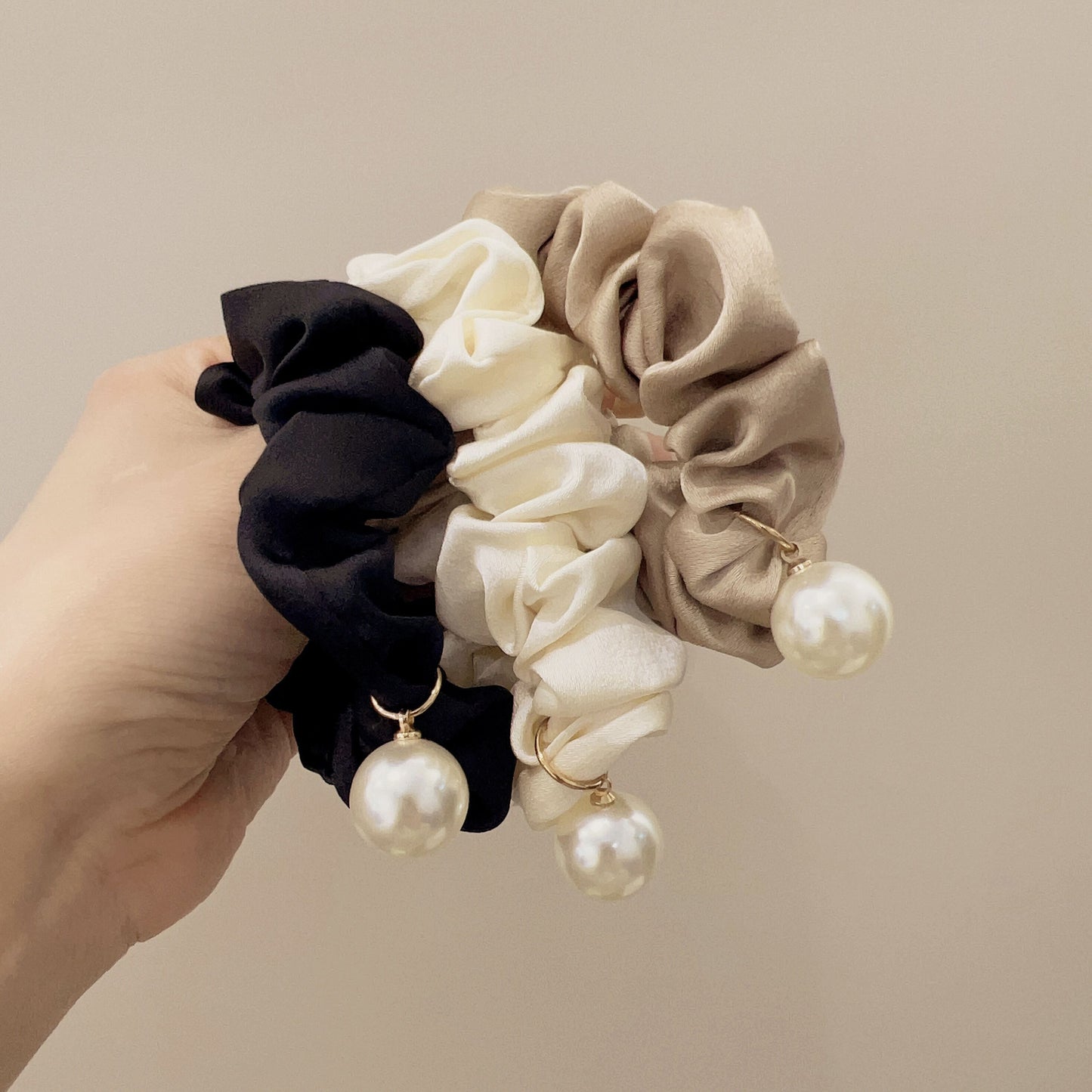 Gifty - Satin Pearl-Embellished Scrunchie