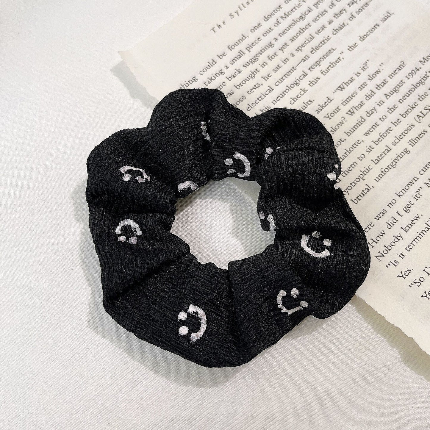 Gifty - Smiley Face Scrunchie