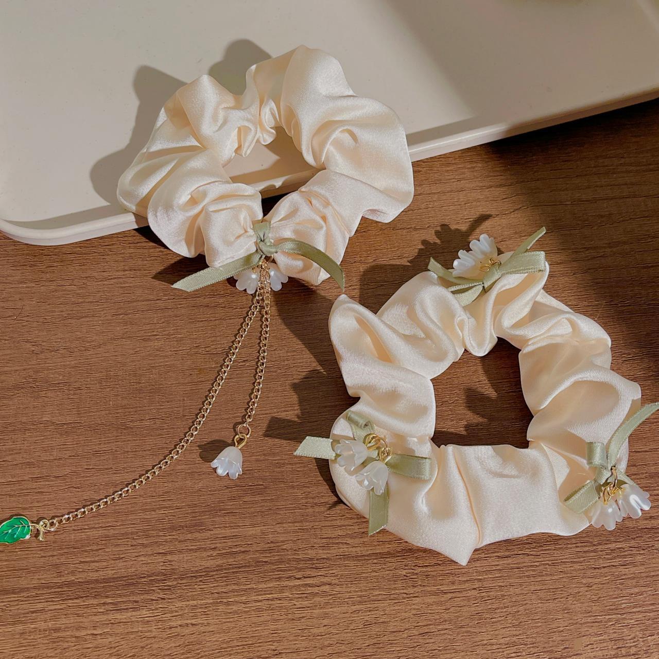 GIFTY -  Lily Tassel Sweet Scrunchies