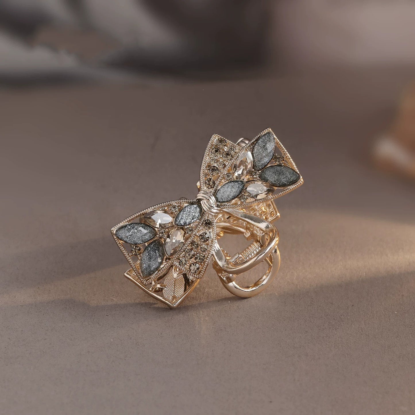 Beau - Bow Leaf Detail Hair Claw