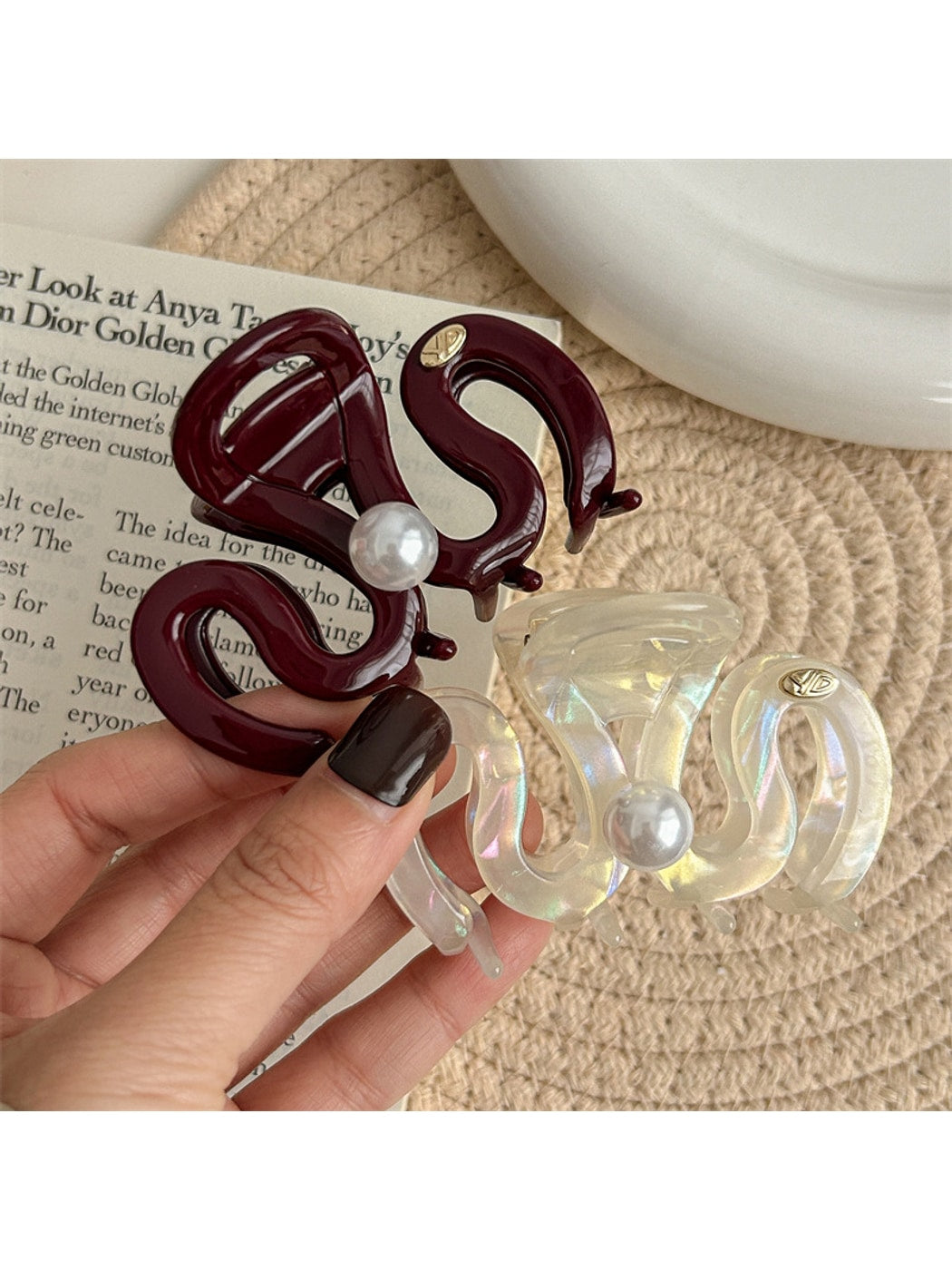 Beau - M-Shaped Acetate Letter Detail Claw Clip
