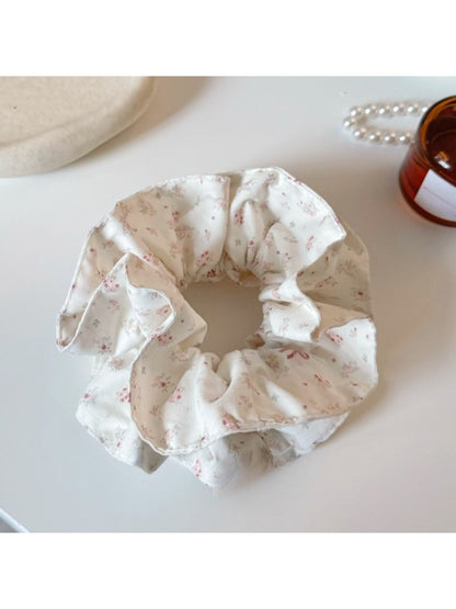 Gifty - Sweet Cream Floral Scrunchie