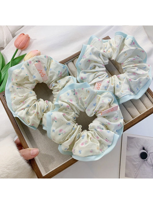 Gifty - Cute Floral Cream Scrunchie