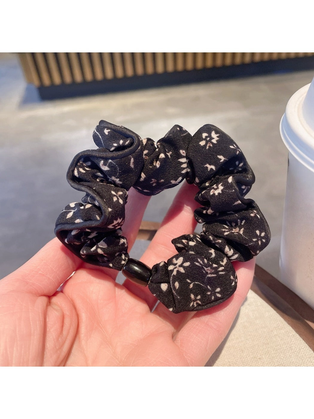 Gifty - Simple Retro Floral Scrunchie