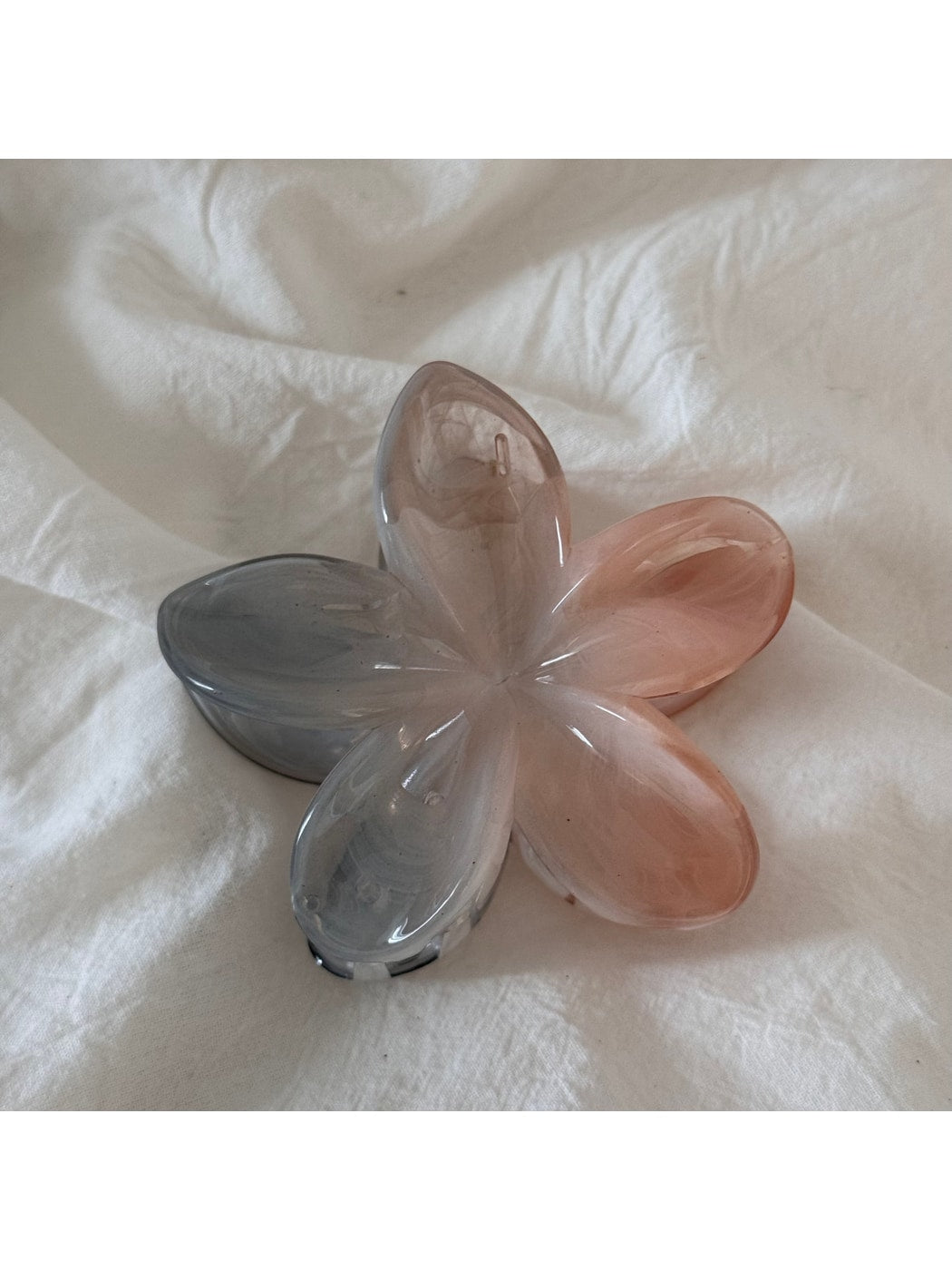 Beau - Glossy Plastic Flower Shape Claw Clip