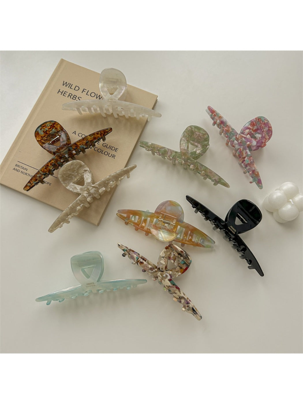 Side view of Beau gradient color claw clip displaying curved design and clasp