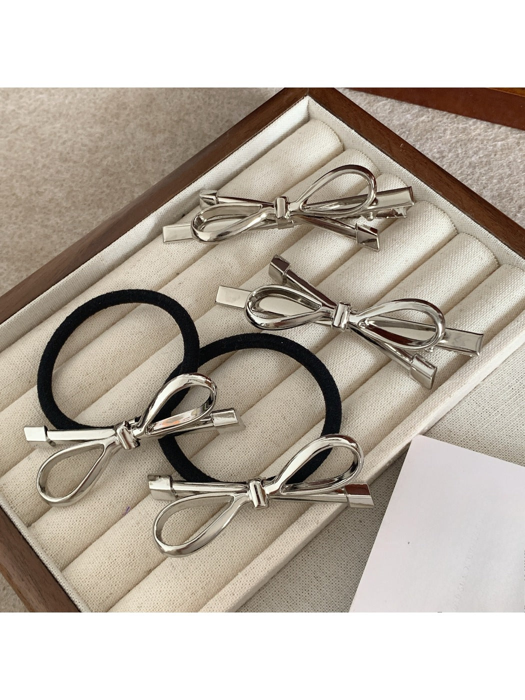 Gifty - Stylish Silver Bow Hair Clip
