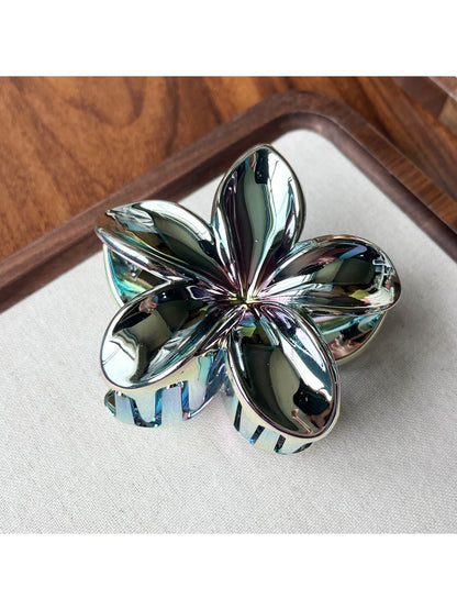 Beau flower shaped claw clip in pink with smooth matte finish