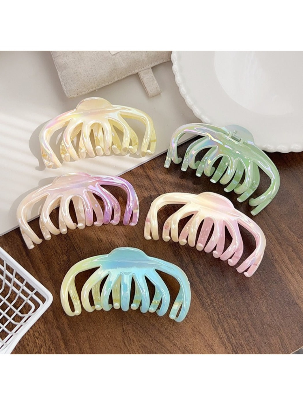 Beau - Cute Gradient Crescent Shaped Claw Clip