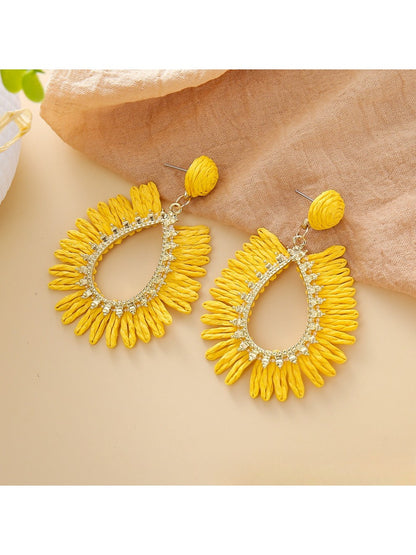 Model wearing Earedge raffia teardrop hollow earrings with casual outfit