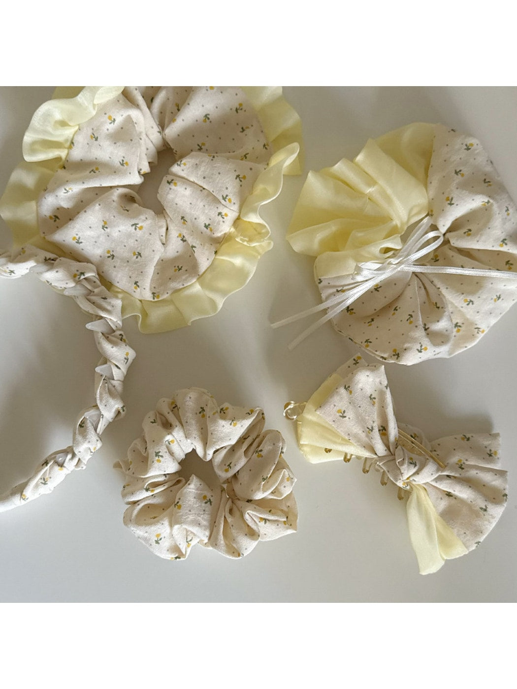Gifty - Ditsy Floral Polyester Scrunchie