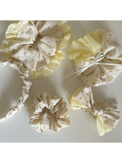 Gifty - Ditsy Floral Polyester Scrunchie