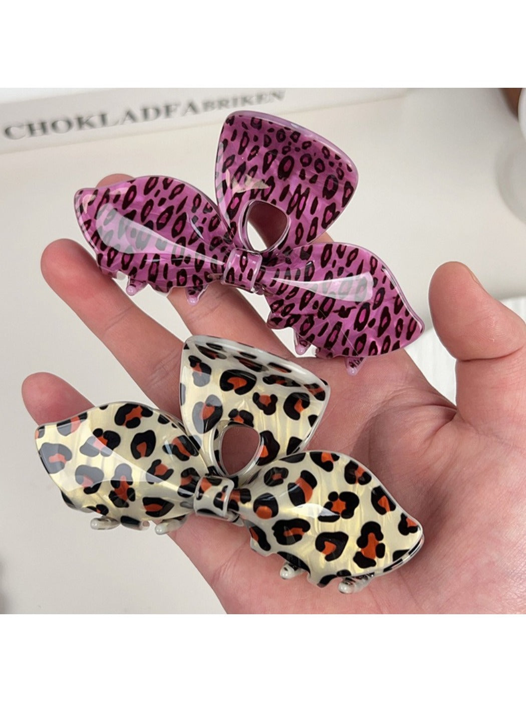 Beau hair claw clip open to display claw teeth and bow design