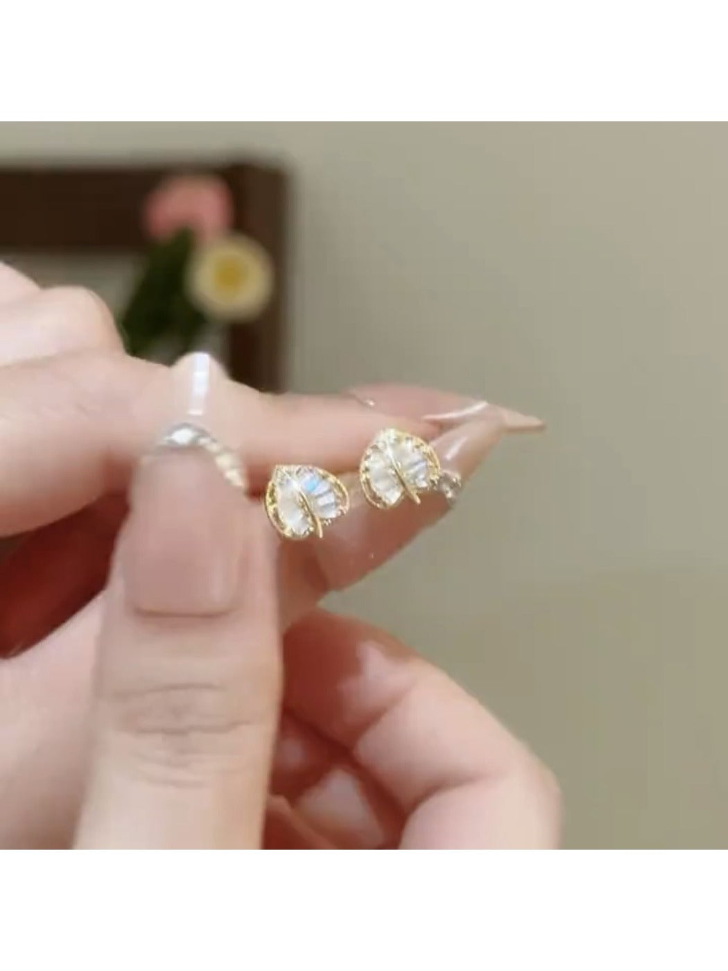 Earedge - Delicate Leaf Shaped Earrings