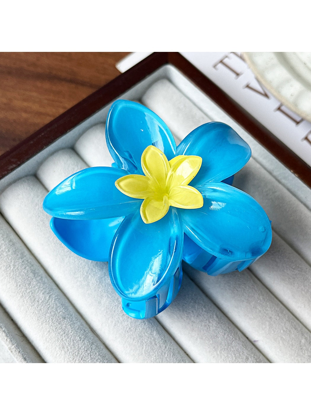 Beau - Glossy Flower Shape Plastic Alloy Claw Clip