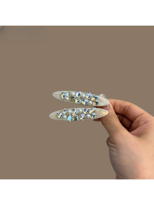 Beau chic hair clip with sparkling rhinestones on a gold-tone metal base