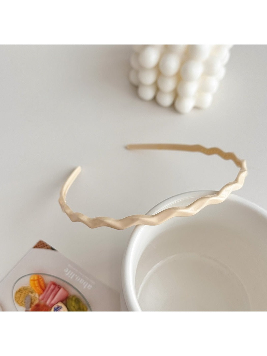 Gifty solid color wavy headband placed next to matching accessories