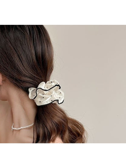 Gifty - Black-Bordered Geometric Luxury Scrunchie