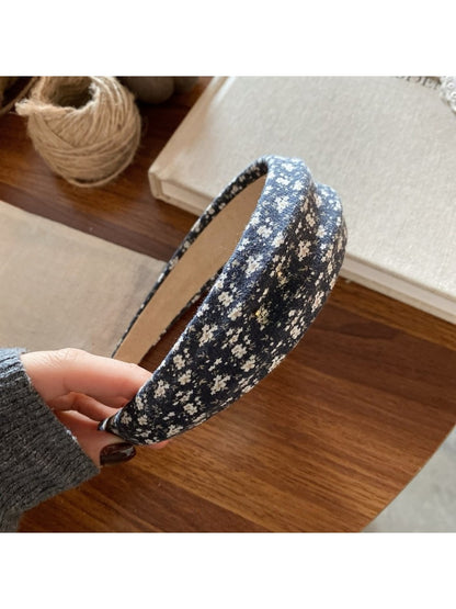 Gifty - Elegant Vintage Ditsy Floral Scrunchie