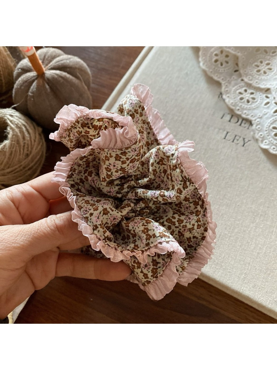 Gifty - Elegant Vintage Ditsy Floral Scrunchie