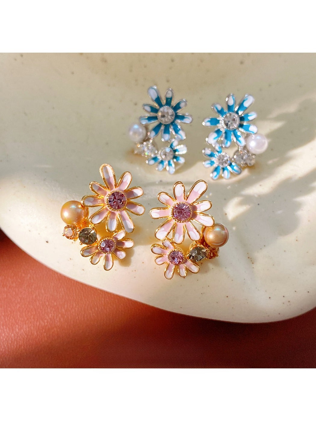 Earedge - Vintage Floral Enamel Detail Stud Earrings