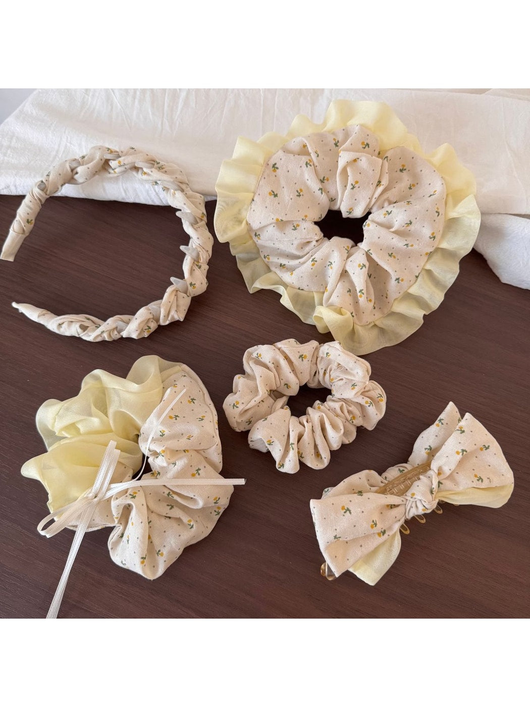 Gifty - Floral Ruffle Trim Polyester Fabric Scrunchie