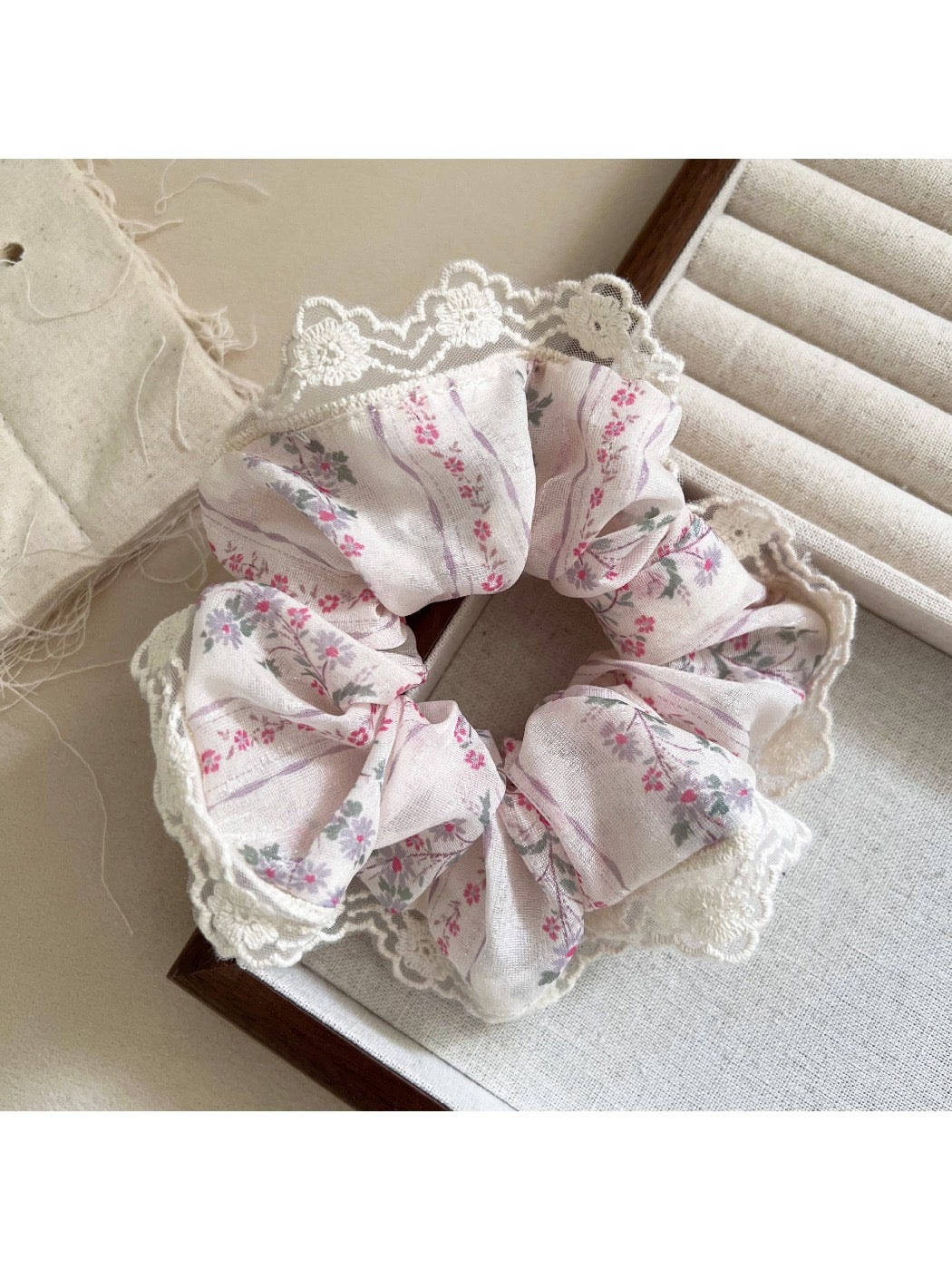 Gifty - Lace with Floral Print Scrunchie