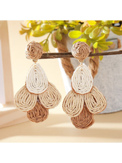Model wearing Earedge chic color block raffia drop earrings with casual outfit