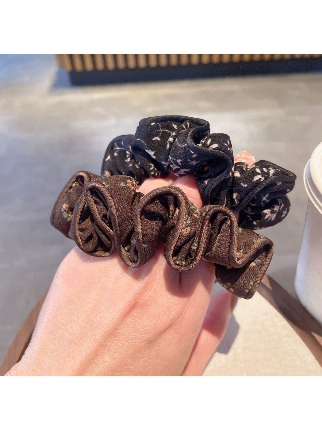 Gifty - Simple Retro Floral Scrunchie