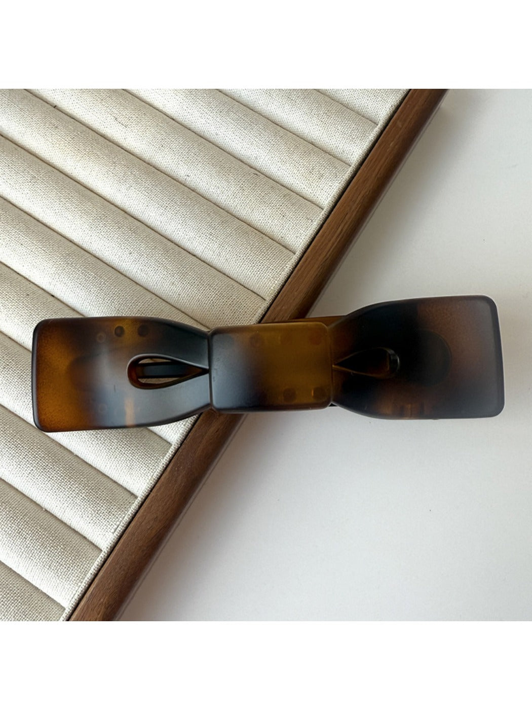 Beau - Minimalist Bow Shaped Hair Claw Clip